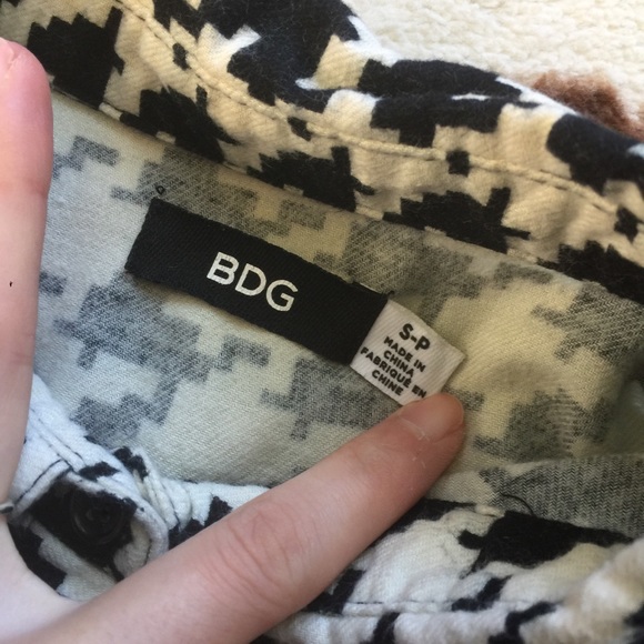 Simple chic button down top - Picture 5 of 6